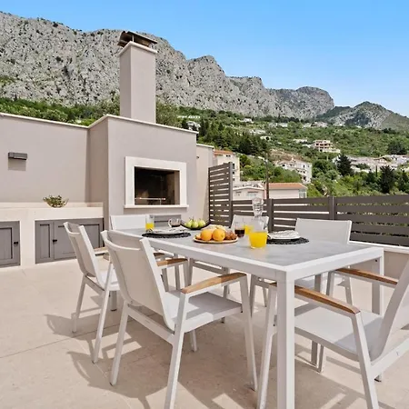 New! With Heated Pool, 1km From The Villa Omis