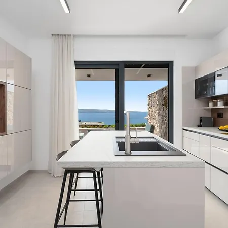 New! With Heated Pool, 1km From The Villa Omis