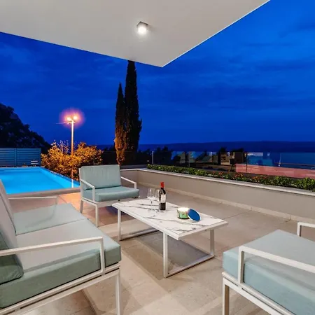 With Heated Pool, 1km From The Omiš