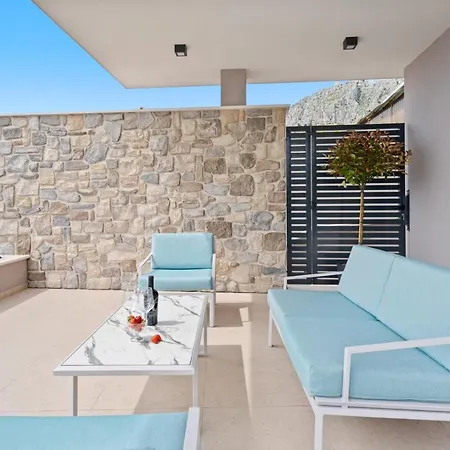New! With Heated Pool, 1km From The Villa