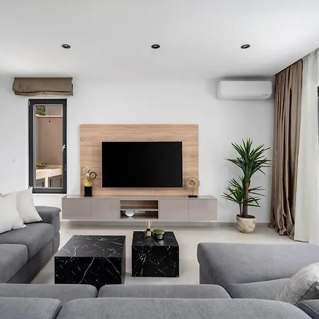 Villa New! With Heated Pool, 1km From The