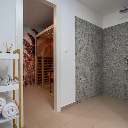New! With Heated Pool, 1km From The * Omis