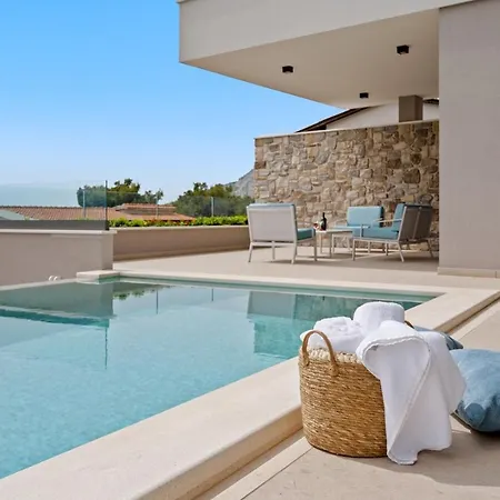 With Heated Pool, 1km From The Villa *