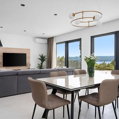 Villa New! With Heated Pool, 1km From The *