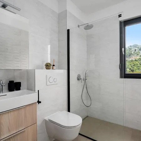 New! With Heated Pool, 1km From The Villa