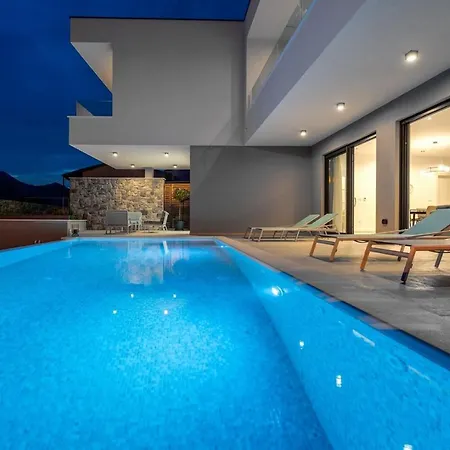 With Heated Pool, 1km From The Villa