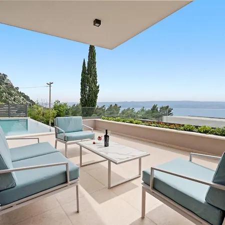 With Heated Pool, 1km From The Villa *