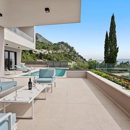 Villa New! With Heated Pool, 1km From The