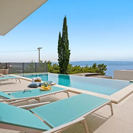 New! With Heated Pool, 1km From The Omis
