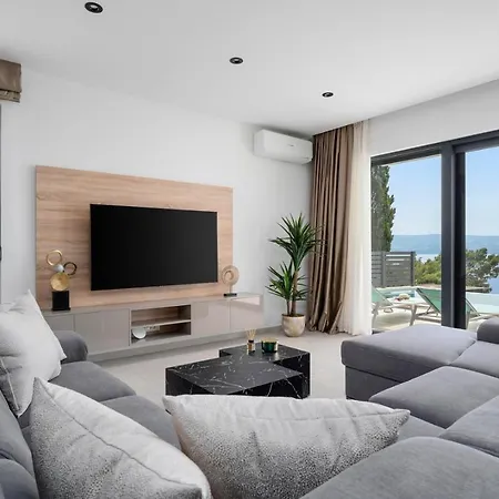 Villa New! With Heated Pool, 1km From The