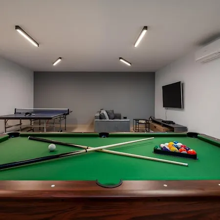Villa New! With Heated Pool, 1km From The *