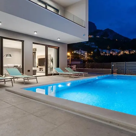 New! With Heated Pool, 1km From The *